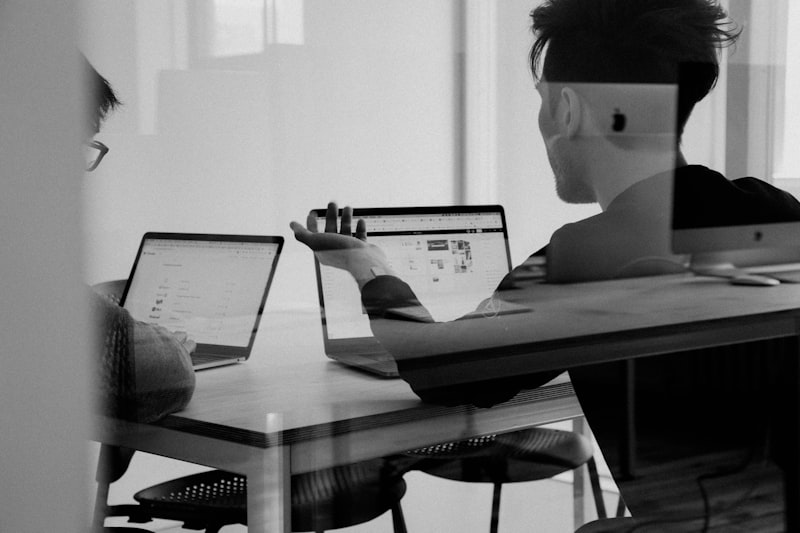 Profesional trabajando con Salesforce en una laptop